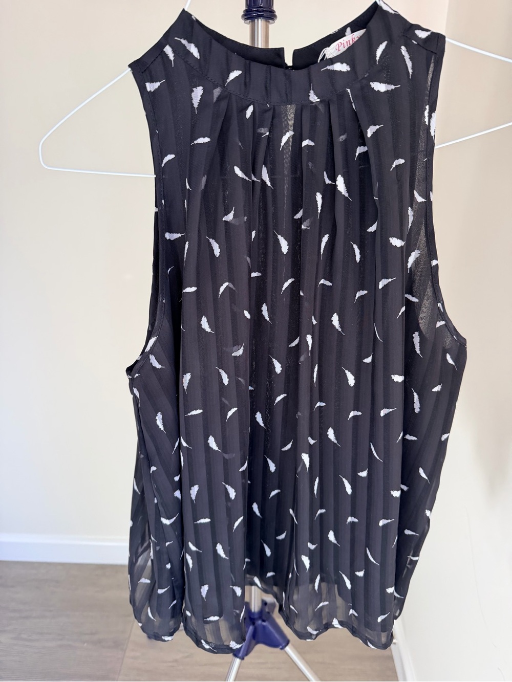 Pinky Black Pleated Plisse Top with White Feather Print L
